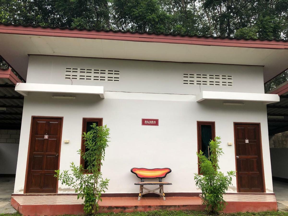 Thanathorn Guesthouse Trang Exterior foto